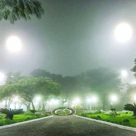 Relógio das Flores de Garanhuns iluminado e envolto em neblina durante o Festival de Inverno